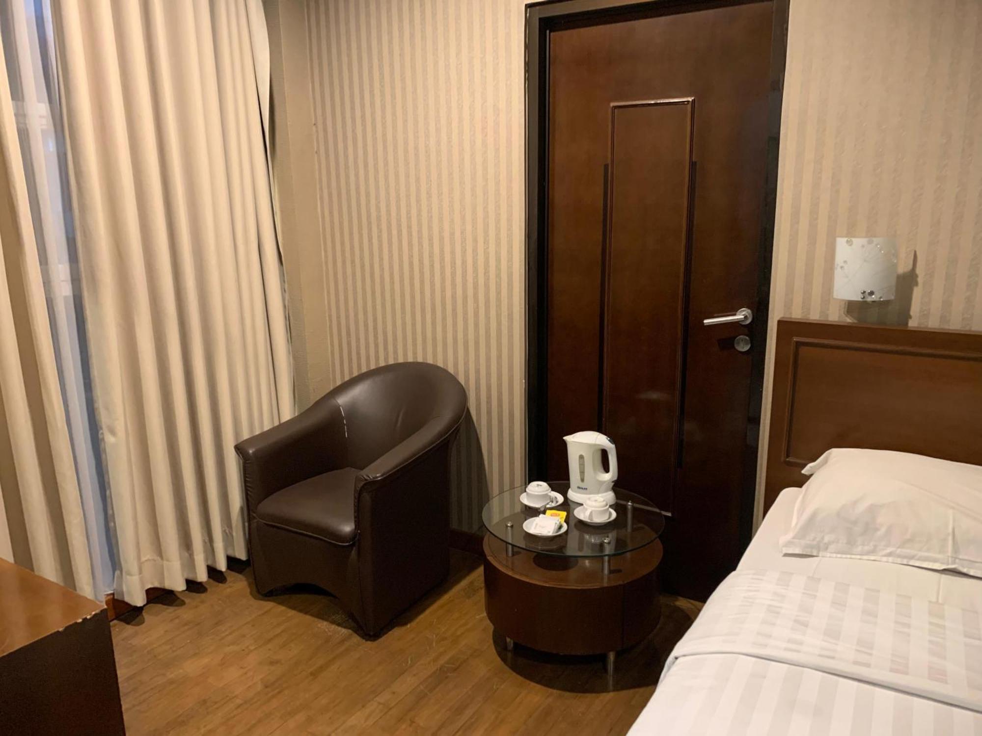 Enhaii Hotel Bandung Exterior photo